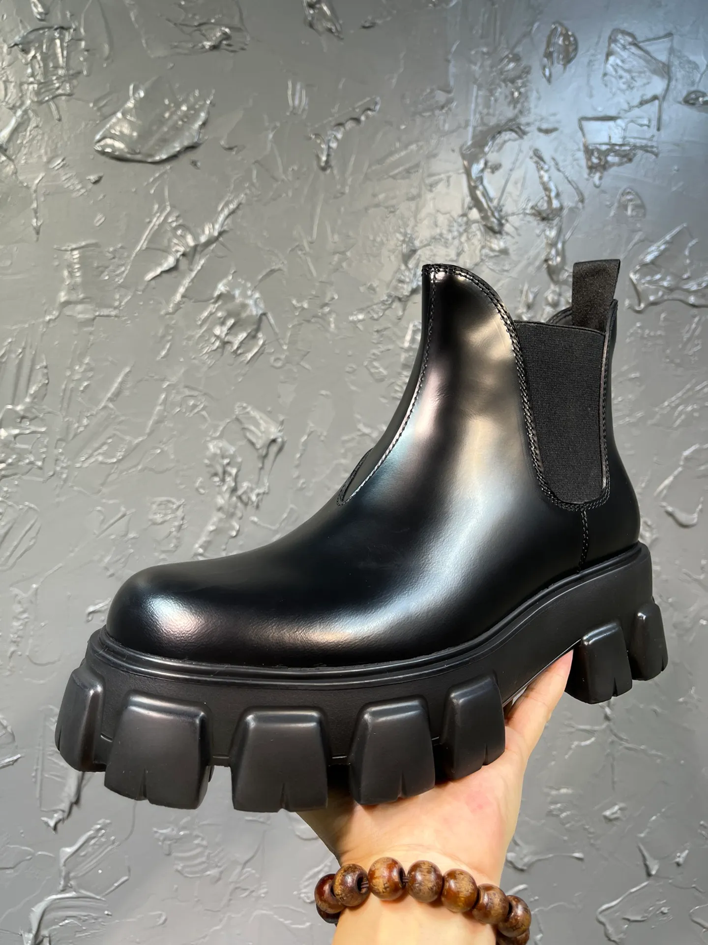 Men's shoes 💰820💰 🔥🔥🔥Upgraded version 2025 new Prada Prada triangular enamel logo, round-toe elastic Martin boots, original one-to-one development, outsole one-to-one private molding, the fabric is made of imported open edge beads, lining cowhide, foot-pad cowhide, sole height 5cm, outsole original rubber foam sole, full package, code number 39-46